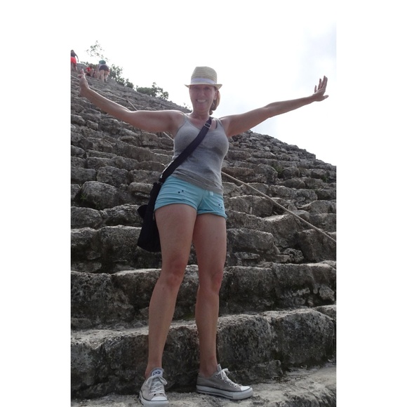 HELLO WELCOME TO MY POSHMARK CLOSET! - Picture 5 of 8